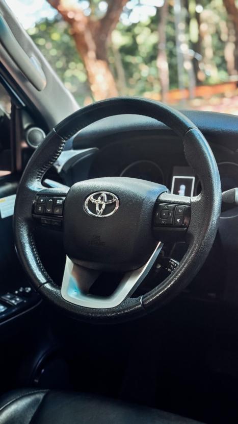 TOYOTA Hilux Caminhonete 2.8 16V SRX 4X4 TURBO DIESEL CABINE DUPLA AUTOMÁTICO, Foto 6 TOYOTA Hilux Caminhonete 2.8 16V SRX 4X4 TURBO DIESEL CABINE DUPLA AUTOMÁTICO, Foto 6