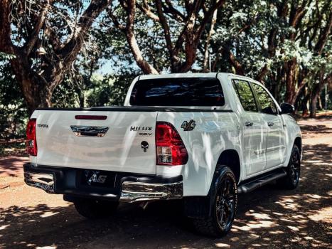 TOYOTA Hilux Caminhonete 2.8 16V SRX 4X4 TURBO DIESEL CABINE DUPLA AUTOMÁTICO, Foto 9 TOYOTA Hilux Caminhonete 2.8 16V SRX 4X4 TURBO DIESEL CABINE DUPLA AUTOMÁTICO, Foto 9