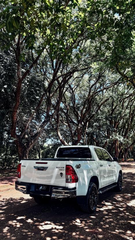 TOYOTA Hilux Caminhonete 2.8 16V SRX 4X4 TURBO DIESEL CABINE DUPLA AUTOMÁTICO, Foto 10 TOYOTA Hilux Caminhonete 2.8 16V SRX 4X4 TURBO DIESEL CABINE DUPLA AUTOMÁTICO, Foto 10