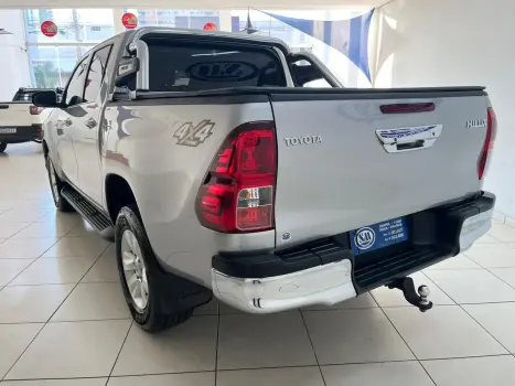 TOYOTA Hilux Caminhonete 2.8 16V 4P SR 4X4 DIESEL CABINE DUPLA AUTOMTICO, Foto 6