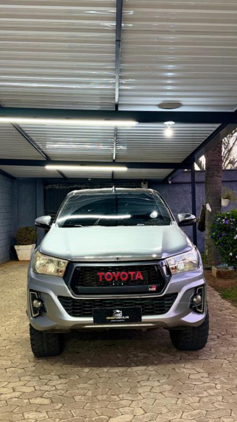 TOYOTA Hilux Caminhonete 2.8 4P 4X4 DIESEL CABINE DUPLA, Foto 1