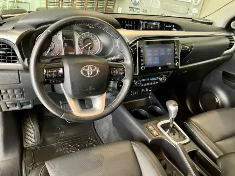 TOYOTA Hilux Caminhonete 2.8 16V SRX 4X4 TURBO DIESEL CABINE DUPLA AUTOMÁTICO, Foto 16