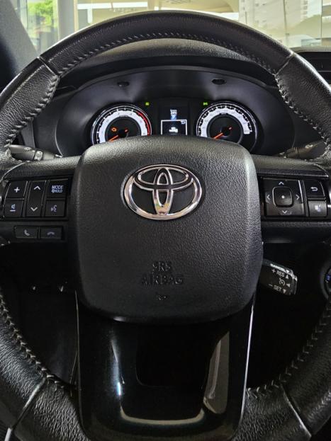 TOYOTA Hilux Caminhonete 2.8 16V SRX 50 ANOS 4X4 TURBO DIESEL CABINE DUPLA AUTOMÁTICO, Foto 16