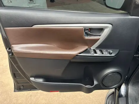 TOYOTA Hilux SW4 2.7 16V 4P SR FLEX AUTOMTICO, Foto 16