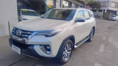 TOYOTA Hilux SW4 2.8 4P SRX 4X4 TURBO DIESEL AUTOMTICO, Foto 3