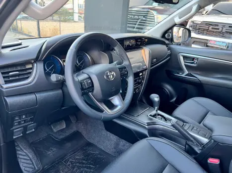 TOYOTA Hilux SW4 2.8 16V 4P SRX PLATINUM 4X4 7 LUGARES TURBO DIESEL AUTOMTICO, Foto 8