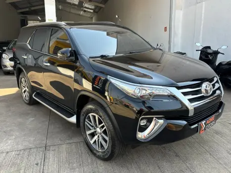 TOYOTA Hilux SW4 2.8 16V 4P SRX 4X4 7 LUGARES TURBO DIESEL AUTOMÁTICO, Foto 3 TOYOTA Hilux SW4 2.8 16V 4P SRX 4X4 7 LUGARES TURBO DIESEL AUTOMÁTICO, Foto 3