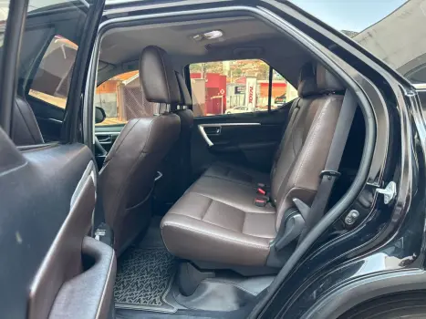 TOYOTA Hilux SW4 2.8 16V 4P SRX 4X4 7 LUGARES TURBO DIESEL AUTOMÁTICO, Foto 14 TOYOTA Hilux SW4 2.8 16V 4P SRX 4X4 7 LUGARES TURBO DIESEL AUTOMÁTICO, Foto 14