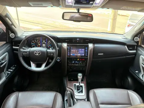 TOYOTA Hilux SW4 2.8 16V 4P SRX 4X4 7 LUGARES TURBO DIESEL AUTOMÁTICO, Foto 20 TOYOTA Hilux SW4 2.8 16V 4P SRX 4X4 7 LUGARES TURBO DIESEL AUTOMÁTICO, Foto 20