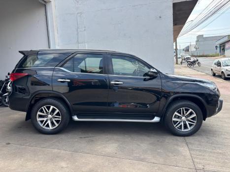 TOYOTA Hilux SW4 2.8 16V 4P SRX 4X4 7 LUGARES TURBO DIESEL AUTOMTICO, Foto 5