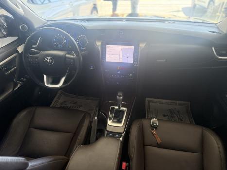 TOYOTA Hilux SW4 2.8 16V 4P SRX 4X4 7 LUGARES TURBO DIESEL AUTOMTICO, Foto 5