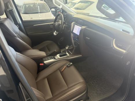 TOYOTA Hilux SW4 2.8 16V 4P SRX 4X4 7 LUGARES TURBO DIESEL AUTOMTICO, Foto 7