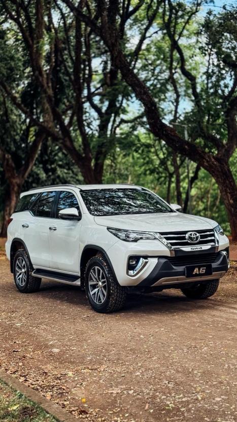 TOYOTA Hilux SW4 2.8 4P SRX 4X4 TURBO DIESEL AUTOMTICO, Foto 2