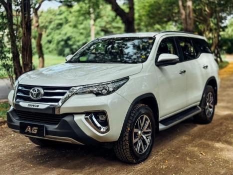 TOYOTA Hilux SW4 2.8 4P SRX 4X4 TURBO DIESEL AUTOMTICO, Foto 4