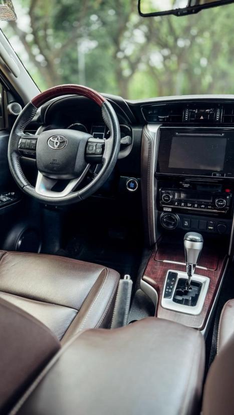 TOYOTA Hilux SW4 2.8 4P SRX 4X4 TURBO DIESEL AUTOMTICO, Foto 7