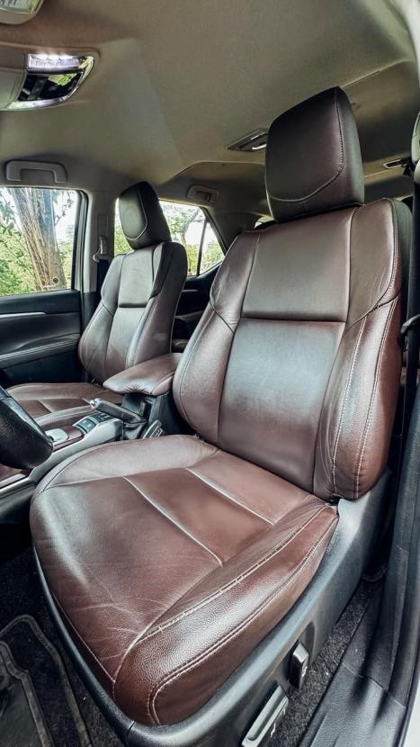 TOYOTA Hilux SW4 2.8 4P SRX 4X4 TURBO DIESEL AUTOMTICO, Foto 10