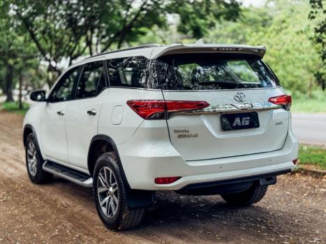 TOYOTA Hilux SW4 2.8 4P SRX 4X4 TURBO DIESEL AUTOMTICO, Foto 13