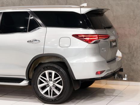 TOYOTA Hilux SW4 2.8 4P SRX 4X4 TURBO DIESEL AUTOMTICO, Foto 6