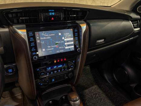 TOYOTA Hilux SW4 2.8 4P SRX 4X4 TURBO DIESEL AUTOMTICO, Foto 17