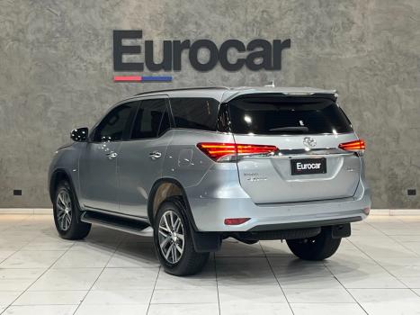 TOYOTA Hilux SW4 2.8 16V 4P SRX 4X4 7 LUGARES TURBO DIESEL AUTOMTICO, Foto 3