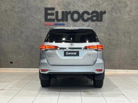 TOYOTA Hilux SW4 2.8 16V 4P SRX 4X4 7 LUGARES TURBO DIESEL AUTOMTICO, Foto 4