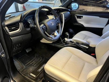 TOYOTA Hilux SW4 2.8 4P SRX 4X4 DIAMOND 7 LUGARES TURBO DIESEL AUTOM�TICO, Foto 12