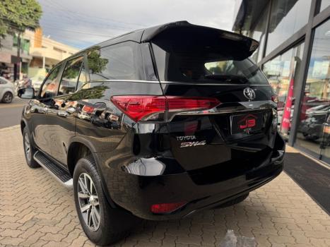 TOYOTA Hilux SW4 2.8 16V 4P SRX 4X4 7 LUGARES TURBO DIESEL AUTOM�TICO, Foto 4