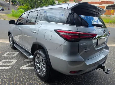 TOYOTA Hilux SW4 2.8 16V 4P SRX 4X4 7 LUGARES TURBO DIESEL AUTOM�TICO, Foto 4