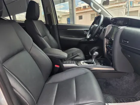 TOYOTA Hilux SW4 2.8 16V 4P SRX 4X4 7 LUGARES TURBO DIESEL AUTOM�TICO, Foto 5