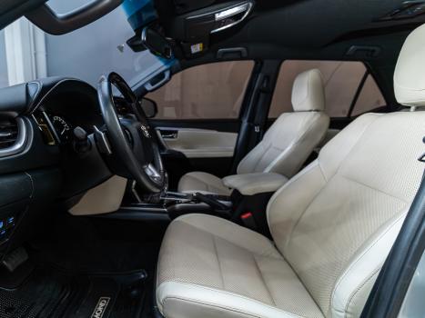 TOYOTA Hilux SW4 2.8 4P SRX 4X4 DIAMOND 7 LUGARES TURBO DIESEL AUTOM�TICO, Foto 9