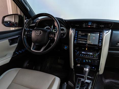 TOYOTA Hilux SW4 2.8 4P SRX 4X4 DIAMOND 7 LUGARES TURBO DIESEL AUTOM�TICO, Foto 12