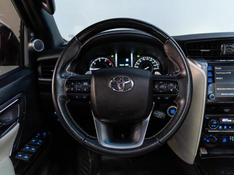 TOYOTA Hilux SW4 2.8 4P SRX 4X4 DIAMOND 7 LUGARES TURBO DIESEL AUTOM�TICO, Foto 13