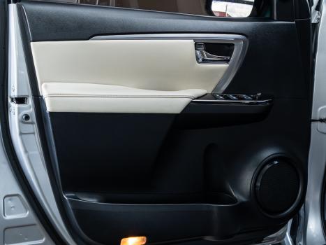 TOYOTA Hilux SW4 2.8 4P SRX 4X4 DIAMOND 7 LUGARES TURBO DIESEL AUTOM�TICO, Foto 25