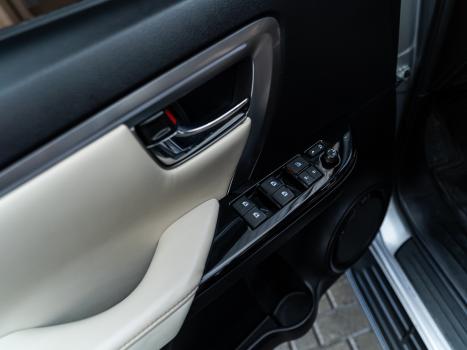 TOYOTA Hilux SW4 2.8 4P SRX 4X4 DIAMOND 7 LUGARES TURBO DIESEL AUTOM�TICO, Foto 26