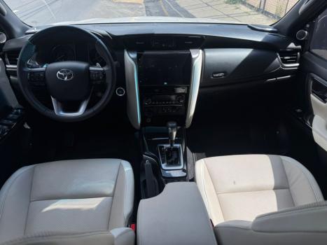 TOYOTA Hilux SW4 2.8 4P SRX 4X4 DIAMOND 7 LUGARES TURBO DIESEL AUTOM�TICO, Foto 8