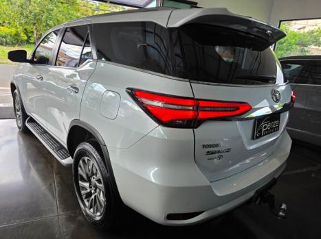 TOYOTA Hilux SW4 2.8 16V 4P SRX 4X4 7 LUGARES TURBO DIESEL AUTOM�TICO, Foto 4