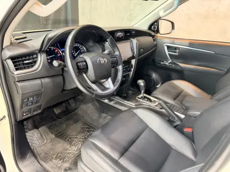 TOYOTA Hilux SW4 2.8 16V 4P GR-S 7 LUGARES 4X4 TURBO DIESEL AUTOM�TICO, Foto 9