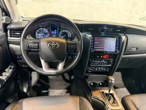 TOYOTA Hilux SW4 2.8 16V 4P GR-S 7 LUGARES 4X4 TURBO DIESEL AUTOM�TICO, Foto 11