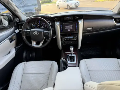 TOYOTA Hilux SW4 2.8 16V 4P SRX 4X4 7 LUGARES TURBO DIESEL AUTOM�TICO, Foto 8