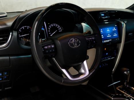 TOYOTA Hilux SW4 2.8 4P SRX 4X4 DIAMOND 7 LUGARES TURBO DIESEL AUTOM�TICO, Foto 11