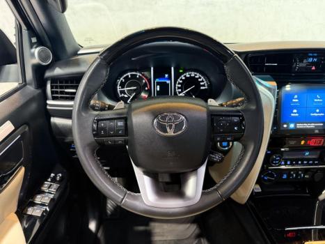 TOYOTA Hilux SW4 2.8 4P SRX 4X4 DIAMOND 7 LUGARES TURBO DIESEL AUTOM�TICO, Foto 12