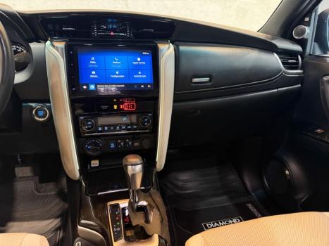 TOYOTA Hilux SW4 2.8 4P SRX 4X4 DIAMOND 7 LUGARES TURBO DIESEL AUTOM�TICO, Foto 13