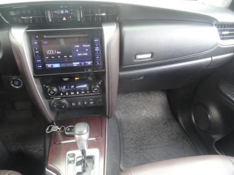 TOYOTA Hilux SW4 2.8 4P SRX 4X4 TURBO DIESEL AUTOMÁTICO, Foto 14