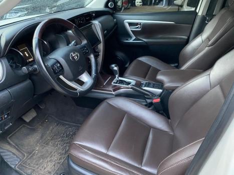 TOYOTA Hilux SW4 2.8 4P SRX 4X4 TURBO DIESEL AUTOMÁTICO, Foto 9