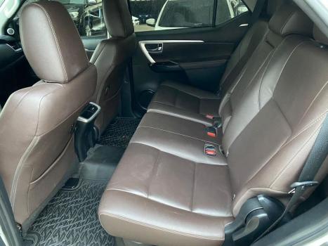 TOYOTA Hilux SW4 2.8 4P SRX 4X4 TURBO DIESEL AUTOMÁTICO, Foto 10
