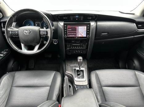 TOYOTA Hilux SW4 2.8 4P SRX 4X4 TURBO DIESEL AUTOMÁTICO, Foto 6
