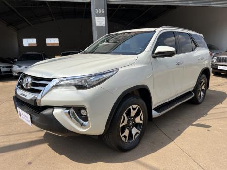 TOYOTA Hilux SW4 2.8 4P SRX 4X4 DIAMOND 7 LUGARES TURBO DIESEL AUTOMÁTICO, Foto 3