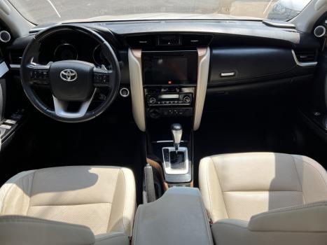 TOYOTA Hilux SW4 2.8 4P SRX 4X4 DIAMOND 7 LUGARES TURBO DIESEL AUTOMÁTICO, Foto 10