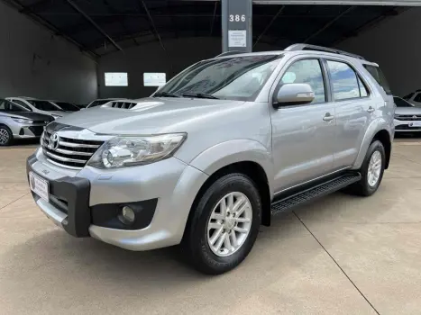 TOYOTA Hilux SW4 3.0 16V 4P SRV 4X4 TURBO DIESEL AUTOMÁTICO, Foto 3 TOYOTA Hilux SW4 3.0 16V 4P SRV 4X4 TURBO DIESEL AUTOMÁTICO, Foto 3