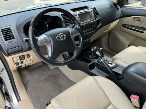 TOYOTA Hilux SW4 3.0 16V 4P SRV 4X4 TURBO DIESEL AUTOMÁTICO, Foto 9 TOYOTA Hilux SW4 3.0 16V 4P SRV 4X4 TURBO DIESEL AUTOMÁTICO, Foto 9